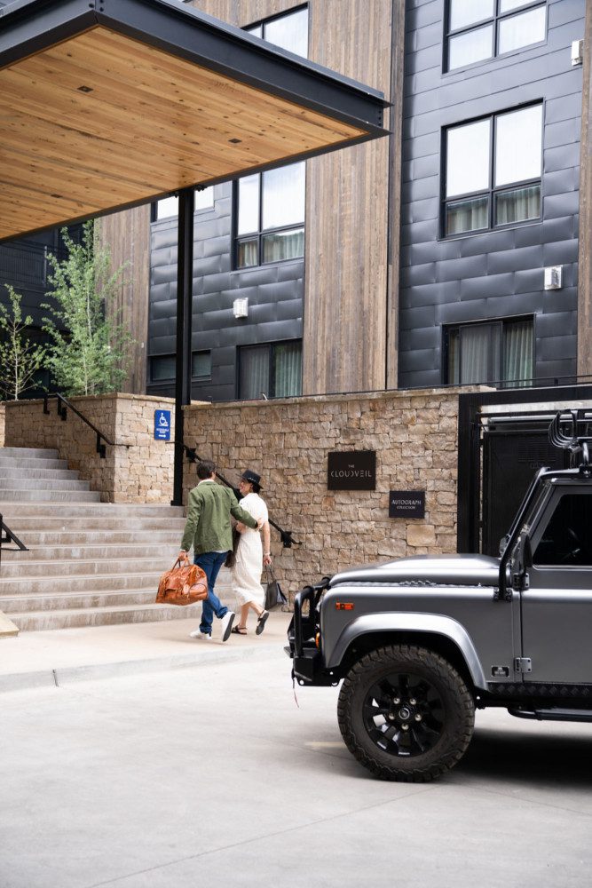 A couple checking in at Cloudveil.