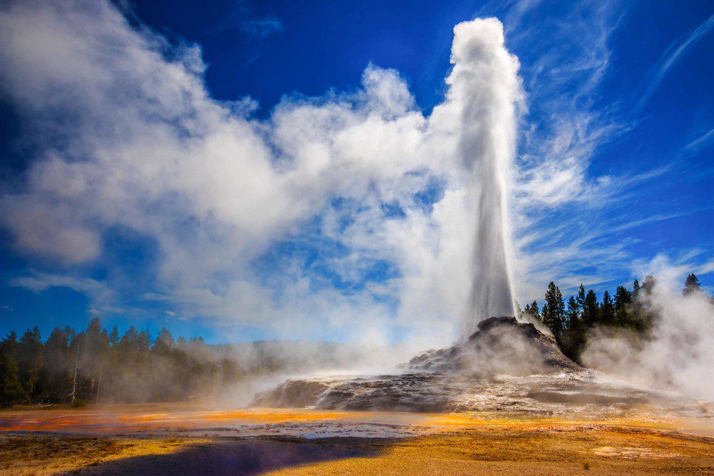Castle-Geyser-erupting-in-Yellowstone.