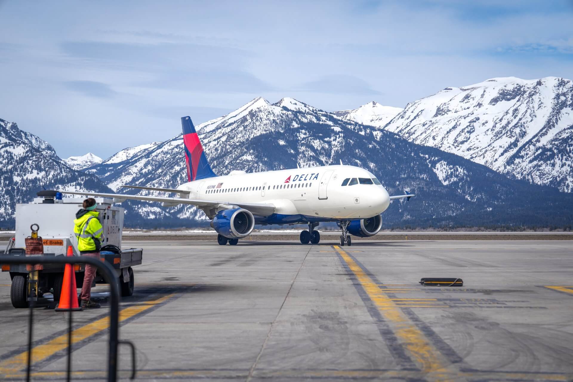 Delta plane at JH Airport